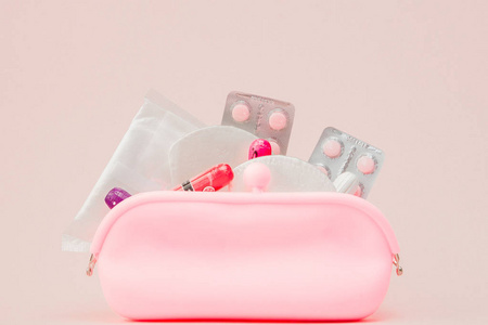 温馨日常的视觉叙事 背景、生日早餐与个人卫生用品素材图